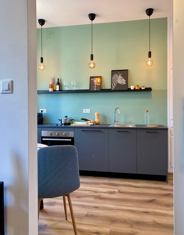 Kühlschrank, Geschirrspüler, Wasserkocher mit Kaffee-/Teezubehör