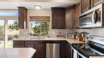 Großer Kühlschrank, Mikrowelle, Ofen, Herdplatte