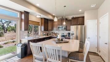 Full-sized fridge, microwave, oven, stovetop
