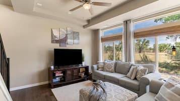 Smart-TV, Videospiele, Tischfußball, Bücher