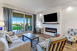 Televisión, chimenea y libros 