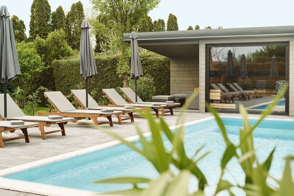 Geheiztes Aussenpool mit Panoramasauna und Liegen