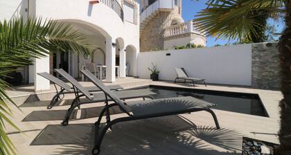 VALIRA 20D - Belle villa avec piscine et amarre