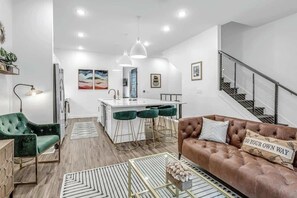 TV, offices - June’s Home • Near Broadway • Rooftop (Nashville)