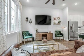 TV, offices - June’s Home • Near Broadway • Rooftop (Nashville)