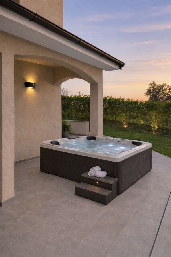 Tina de hidromasaje al aire libre