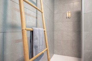 Dusche, Haartrockner, Handtücher