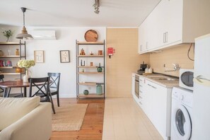 Réfrigérateur, four à micro-ondes, un four, surface de cuisson