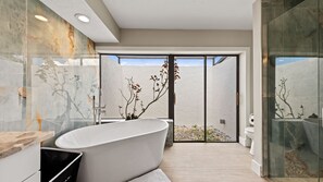 Badewanne, Haartrockner, Handtücher