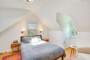 3 habitaciones, escritorio y tabla de planchar con plancha 