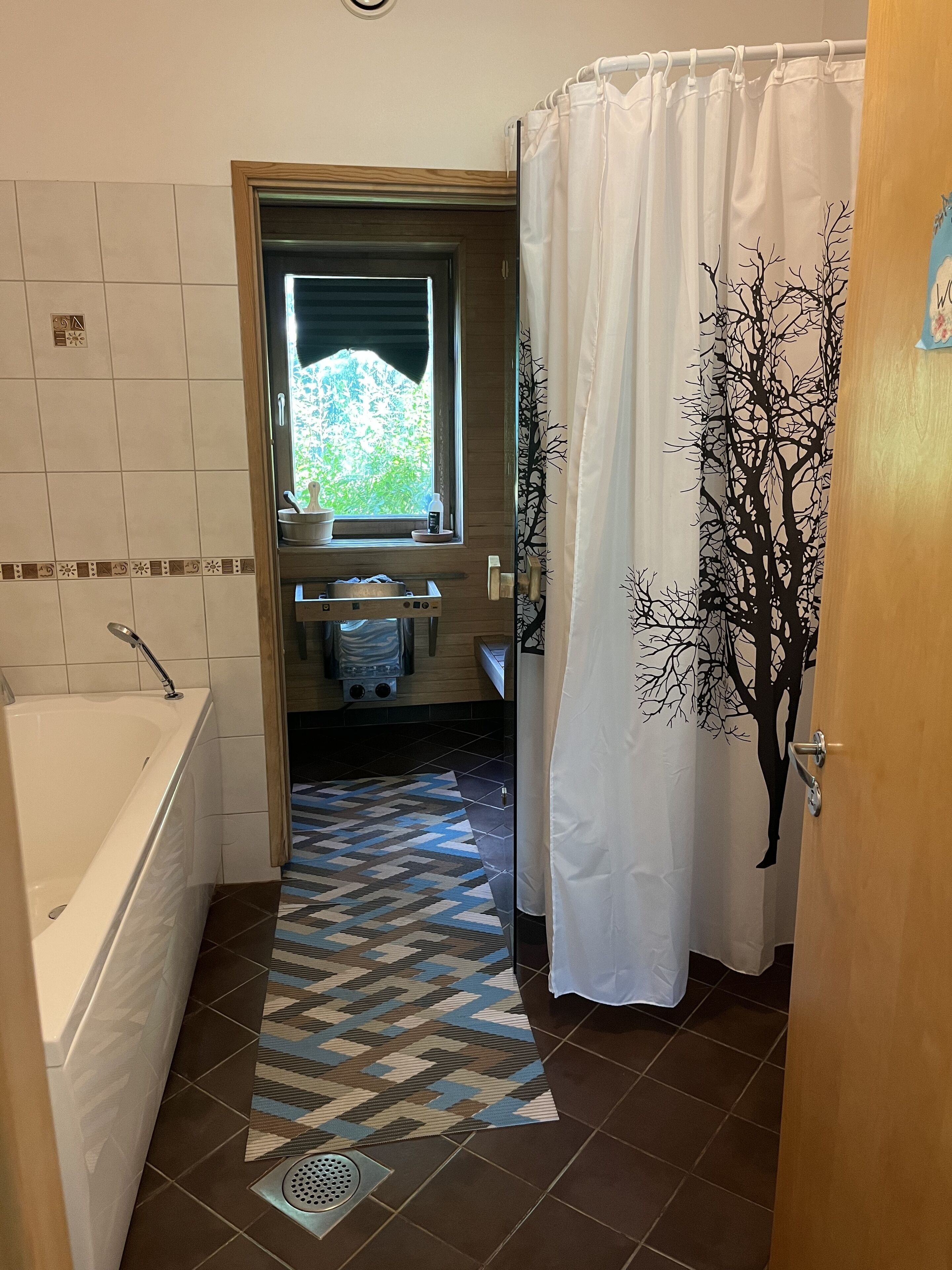 Combined shower/tub, towels
