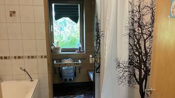 Combined shower/tub, towels