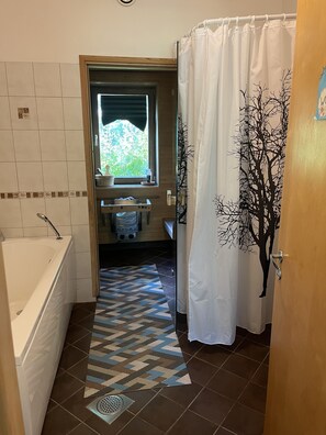 Ducha y bañera combinadas y toallas