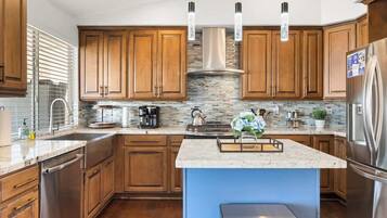 Refrigerador, microondas, horno y parrilla de estufa