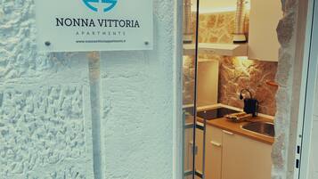 Schild für 'NONNA VITTORIA APARTMENTS' mit einer Webadresse.
