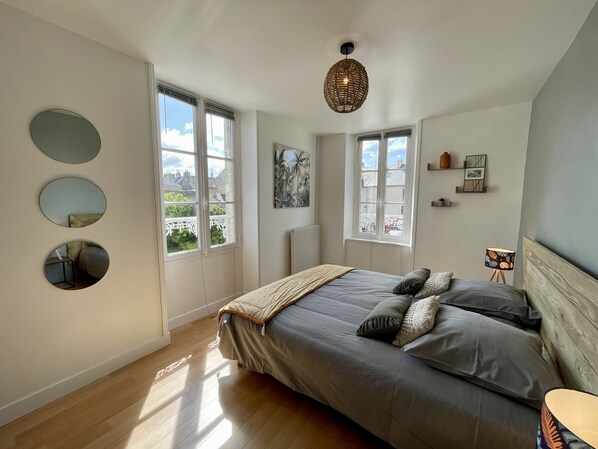 2 bedrooms, travel cot, free WiFi, bed sheets