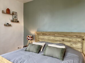 2 bedrooms, travel cot, free WiFi, bed sheets