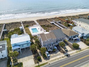 Propiedad frente a la playa con piscina, terraza techada y acceso a la playa.