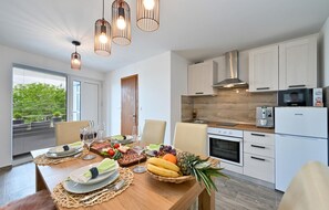 Fridge, oven, stovetop, coffee/tea maker
