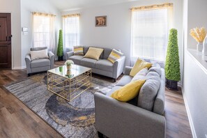 Living area - Quiet home minutes from Austin attractions. (Austin)