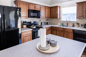 Private kitchen - Quiet home minutes from Austin attractions. (Austin)