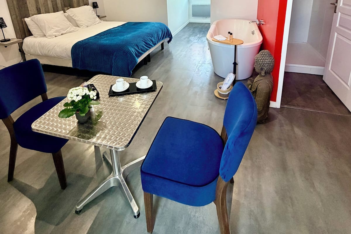 Chambre Prestige double ou avec lits jumeaux, réfrigérateur et four à micro-ondes, vue sur le jardin | Literie de qualité, lit avec matelas en mousse à mémoire, minibar