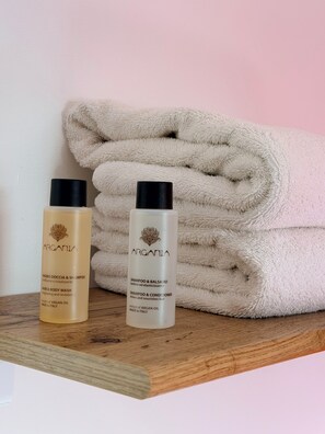 أغطية فراش متميزة وأسرّة بإسفنج يتكيف مع شكل الجسم