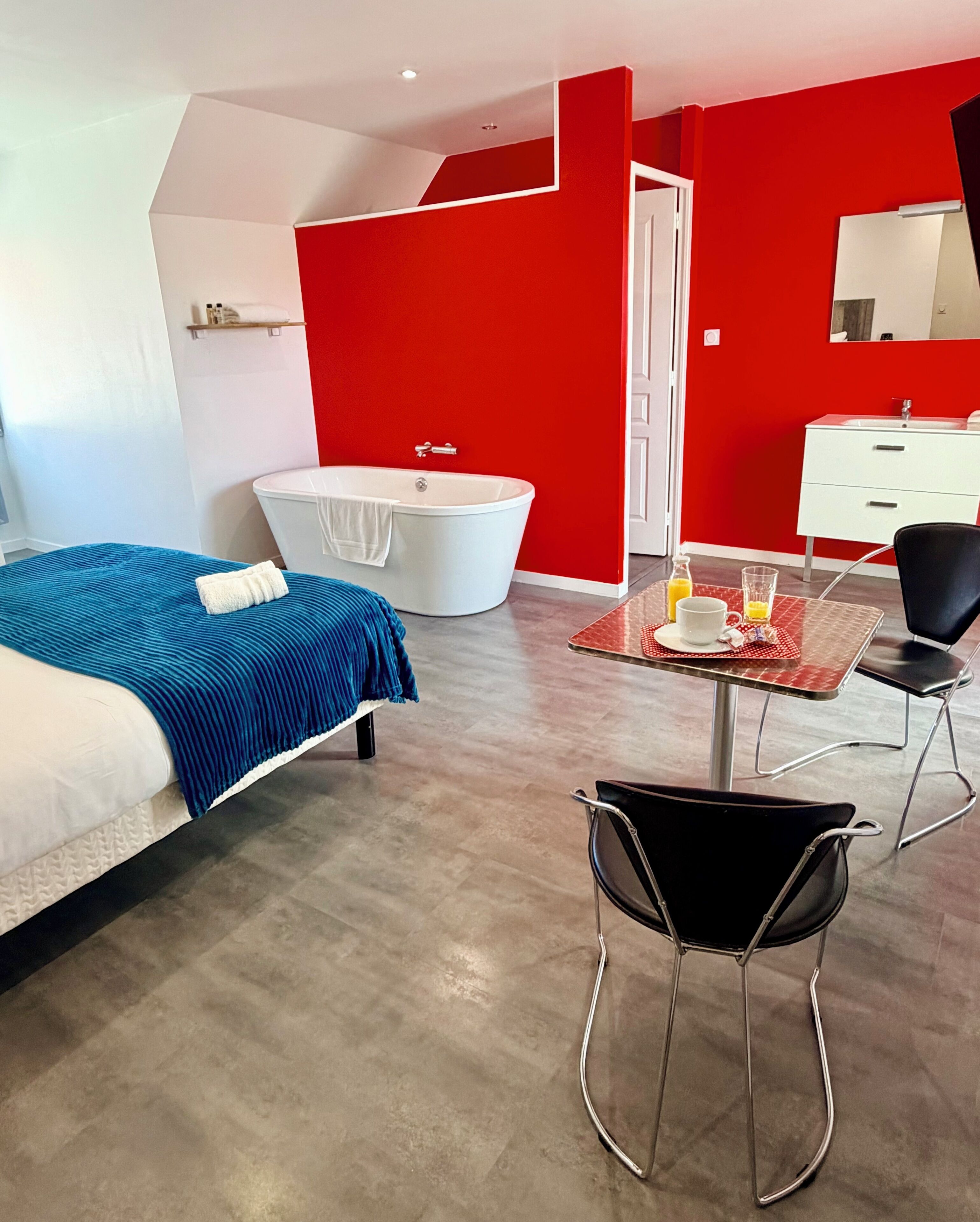 Habitación Premium con 1 cama doble o 2 individuales, frigorífico y microondas, vistas al jardín | Ropa de cama de alta calidad y colchones viscoelásticos