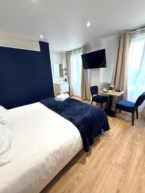 Habitación Prestigio con 1 cama matrimonial o 2 individuales, vista al jardín | Ropa de cama de alta calidad, camas con efecto memoria y minibar 