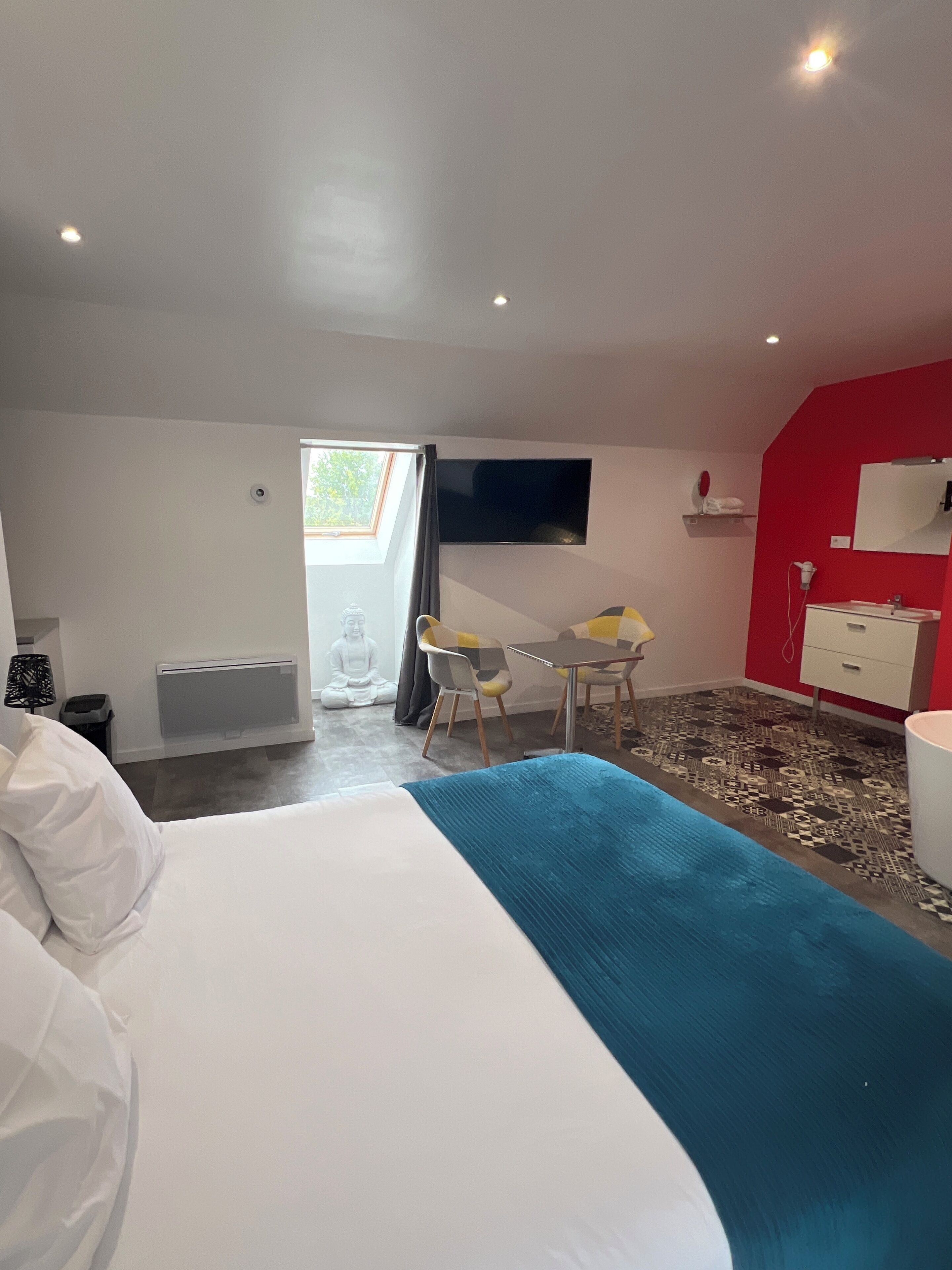 Premium Double or Twin Room | Living area | 42-inch Smart TV with satellite channels, TV, streaming services