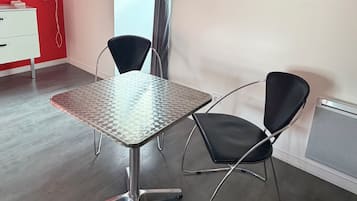 Kahden hengen premium-huone (yksi tai kaksi sänkyä) | Ylelliset vuodevaatteet, memory foam -patjalliset sängyt