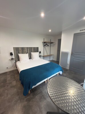 Phòng đôi tiện nghi đơn giản | Bộ đồ giường cao cấp, nệm cao su hoạt tính (memory foam) 