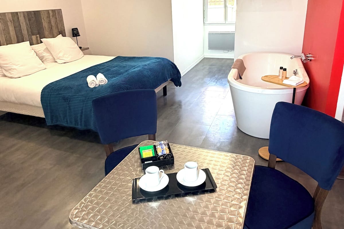 Chambre Prestige double ou avec lits jumeaux, réfrigérateur et four à micro-ondes, vue sur le jardin | Literie de qualité, lit avec matelas en mousse à mémoire