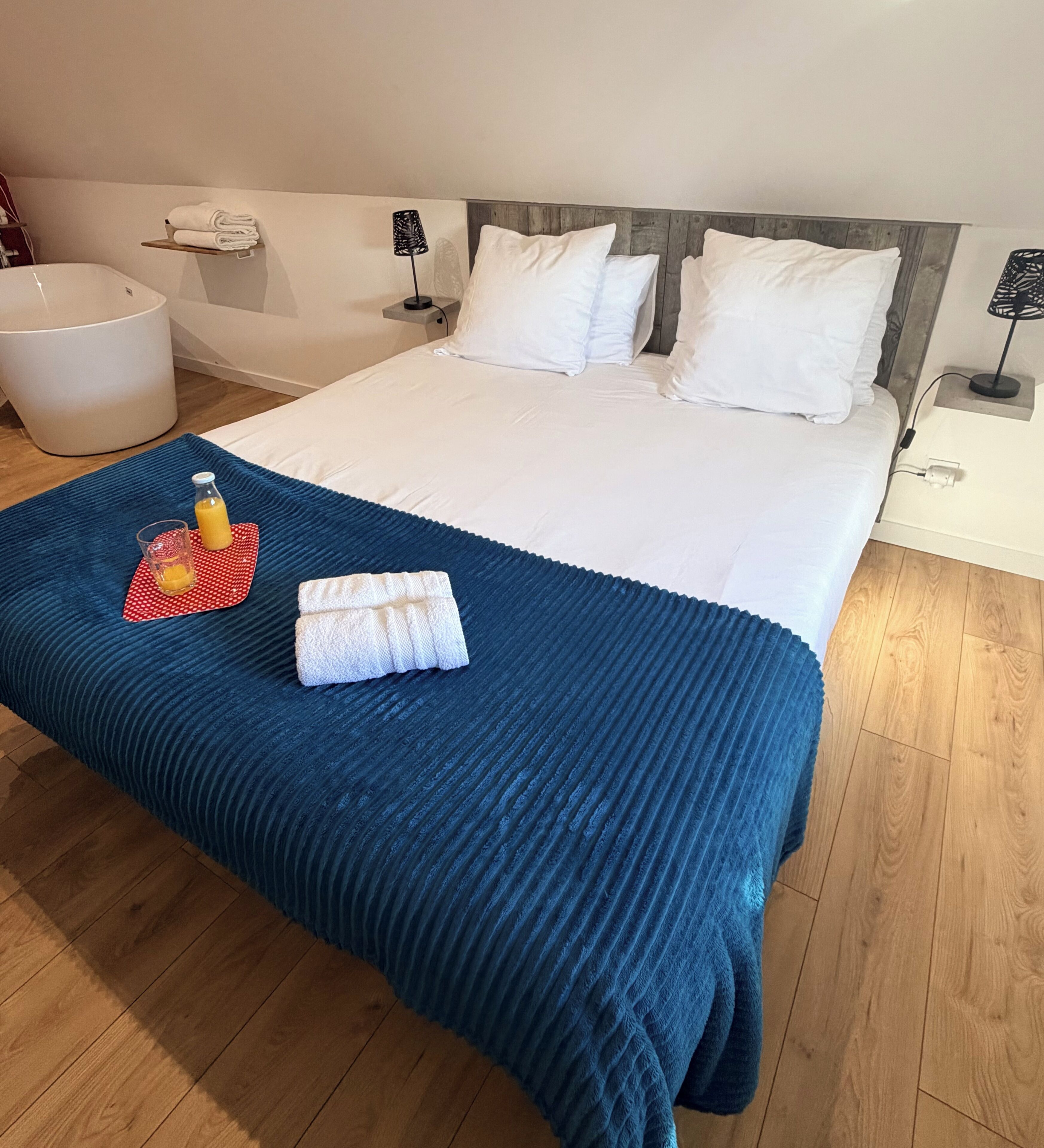 Chambre supérieure double, 1 grand lit, réfrigérateur et four à micro-ondes, vue sur le jardin | Literie de qualité, lit avec matelas en mousse à mémoire