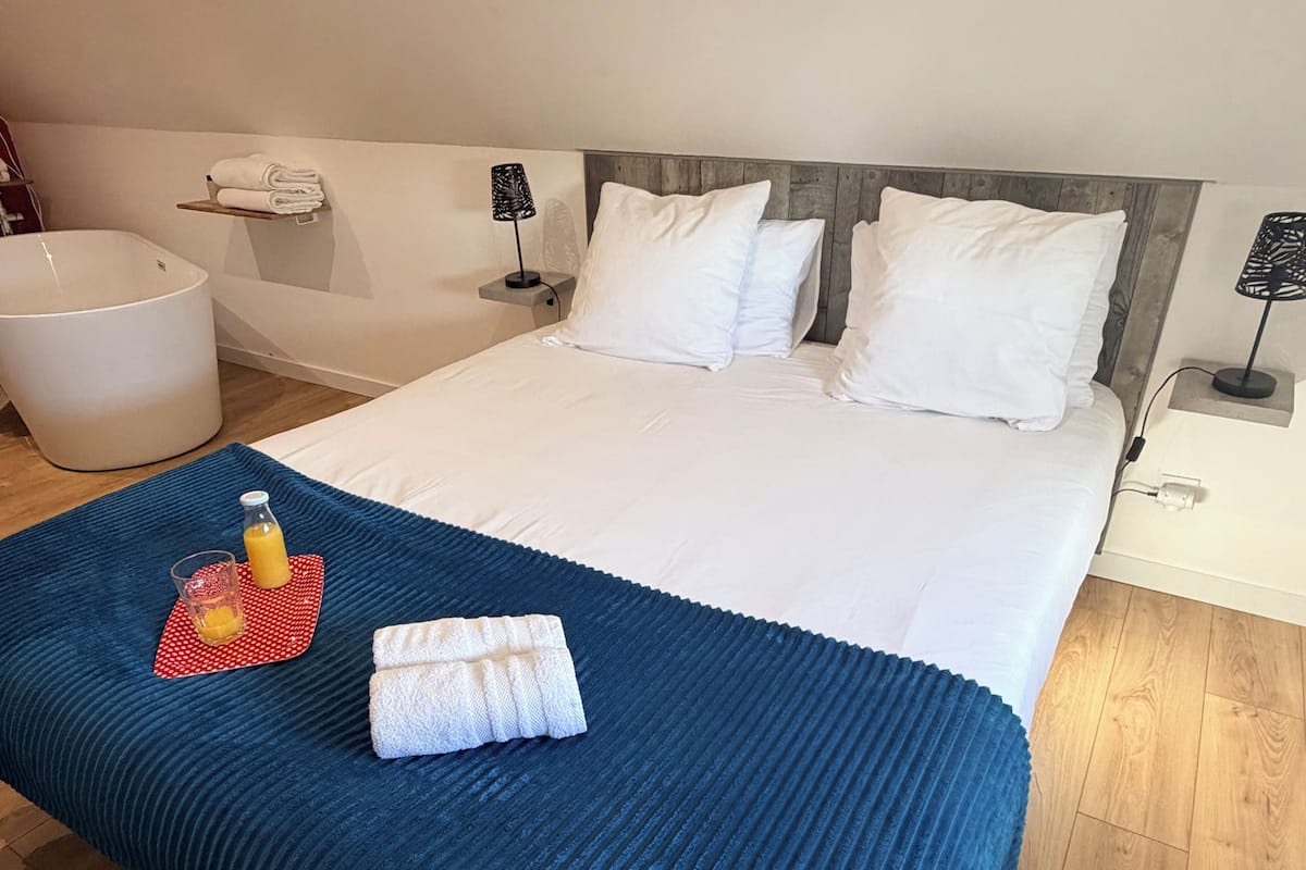 Chambre supérieure double, 1 grand lit, réfrigérateur et four à micro-ondes, vue sur le jardin | Literie de qualité, lit avec matelas en mousse à mémoire