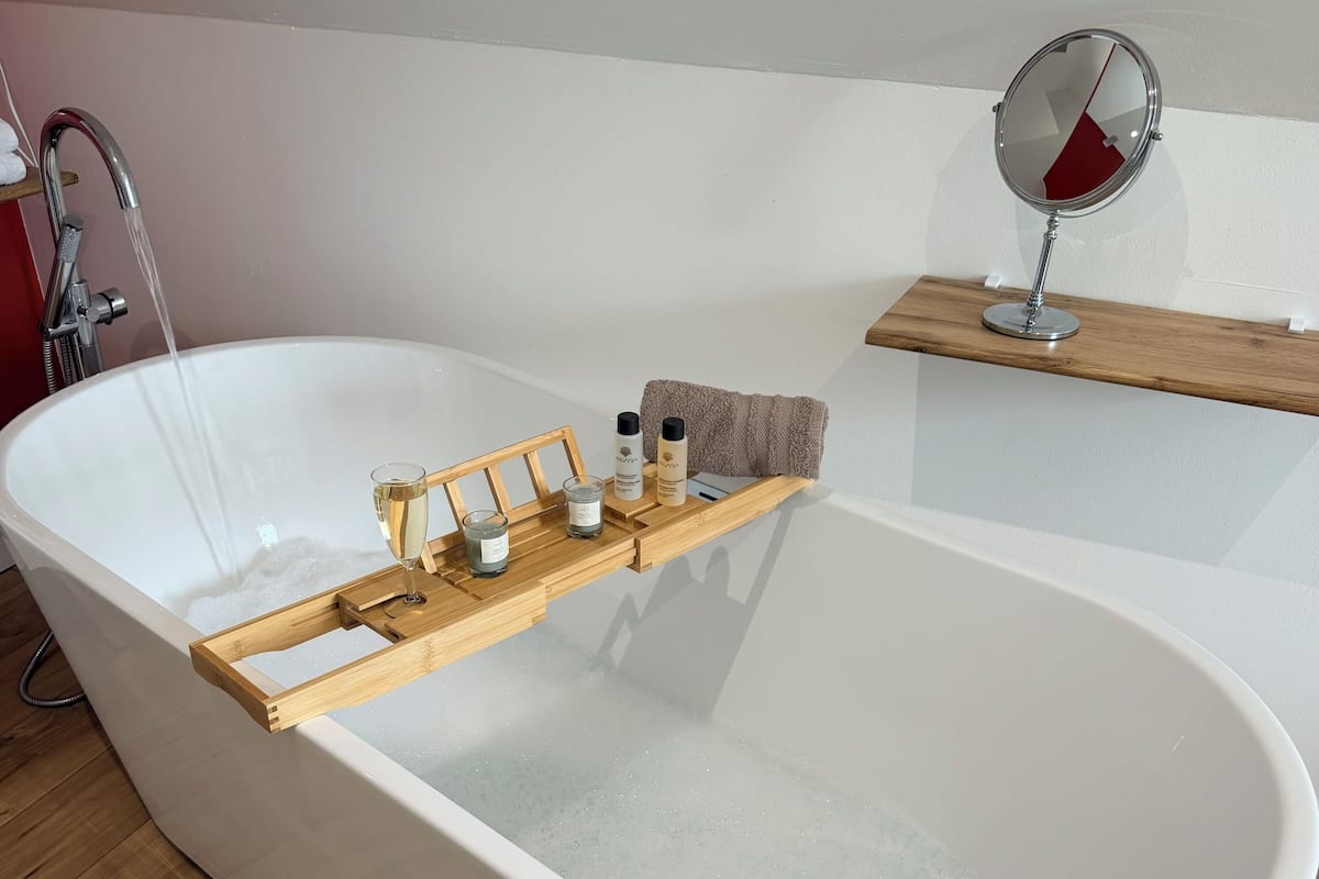 Artículos de tocador gratuitos, secador de pelo, toallas, jabón