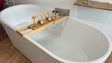 Chambre Double Supérieure, 1 grand lit, réfrigérateur et four à micro-ondes, vue jardin | Salle de bain | Articles de toilette gratuits, sèche-cheveux, serviettes fournies, savon