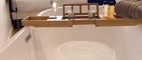 Kahden hengen superior-huone, 1 keskisuuri parisänky, jääkaappi ja mikroaaltouuni | Ylelliset vuodevaatteet, memory foam -patjalliset sängyt