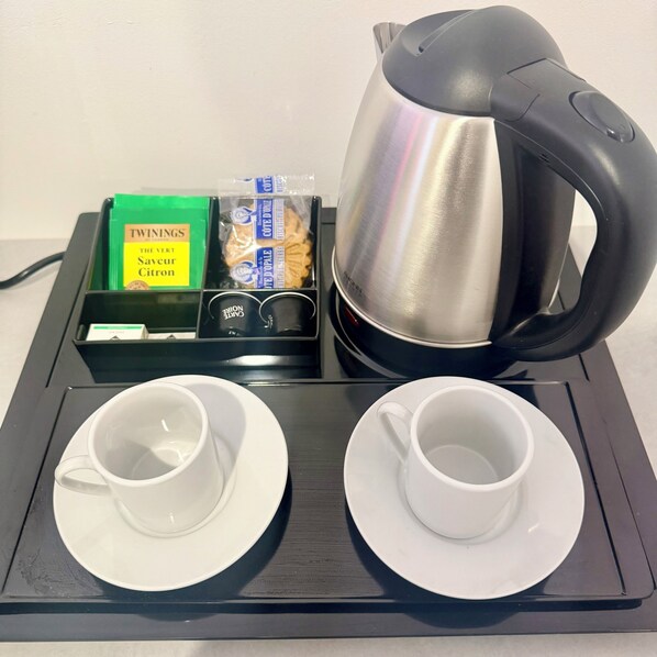 A tray with a kettle, two cups, and a box of Twinings tea. -  Aux Charmes (Isques)