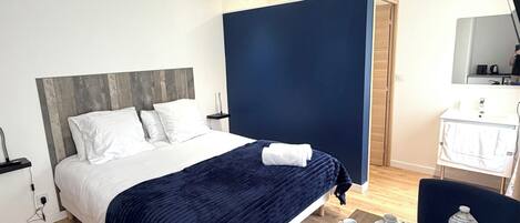 Signature-Doppel- oder -Zweibettzimmer, Gartenblick | Hochwertige Bettwaren, Betten mit Memory-Foam-Matratzen, Minibar