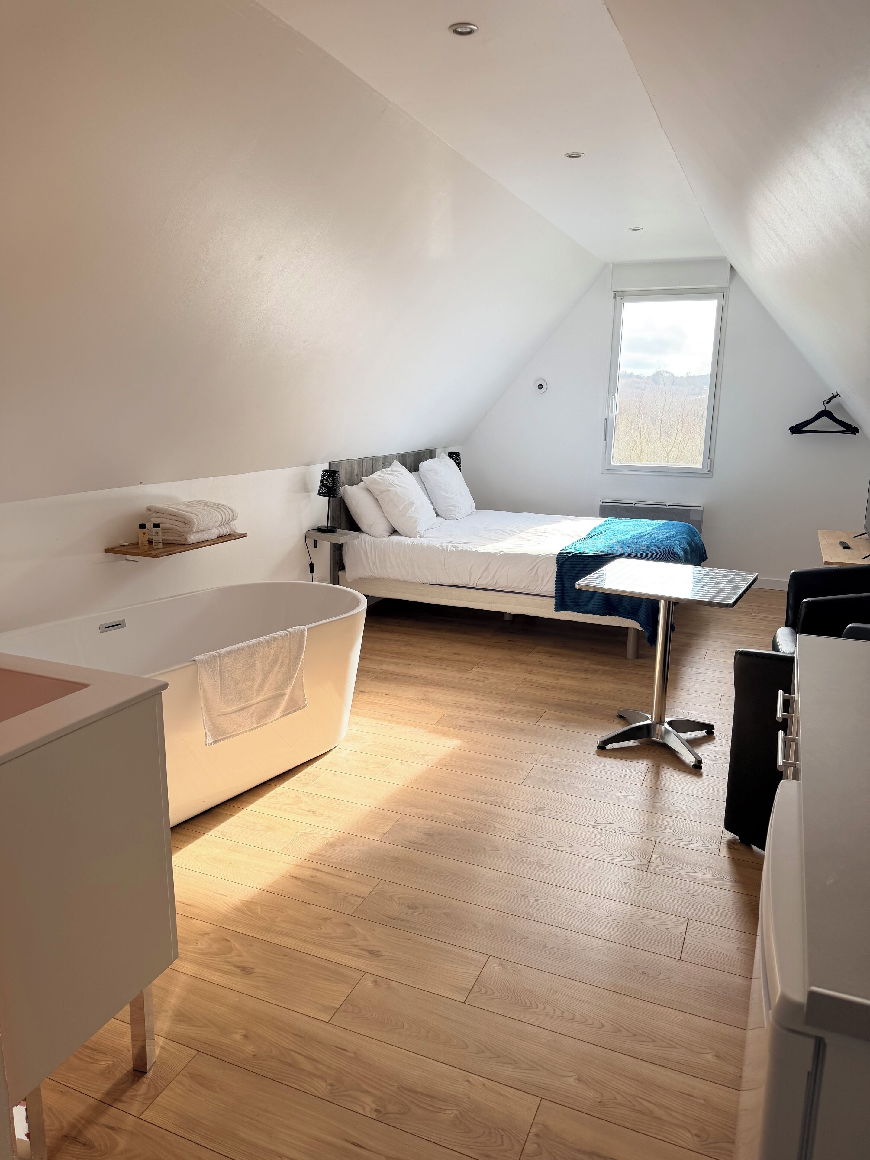 Phòng đôi Superior, 1 giường cỡ queen | Bộ đồ giường cao cấp, nệm cao su hoạt tính (memory foam) 