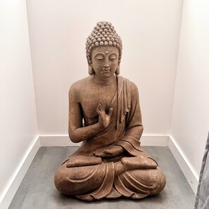 尊荣双人房或双床房, 冰箱和微波炉, 花园景观 | 高档床上用品、记忆海绵床垫、笔记本电脑工作区、遮光窗帘