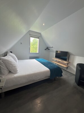 Superior Double Room, 1 Queen Bed | Premium bedding, memory foam beds, laptop workspace, blackout drapes -  Aux Charmes (Isques)