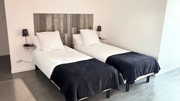 Premium kamer, 1 twee- of 2 eenpersoonsbedden, koelkast & magnetron, uitzicht op tuin | Luxe beddengoed, bedden met traagschuimmatrassen, een laptopwerkplek