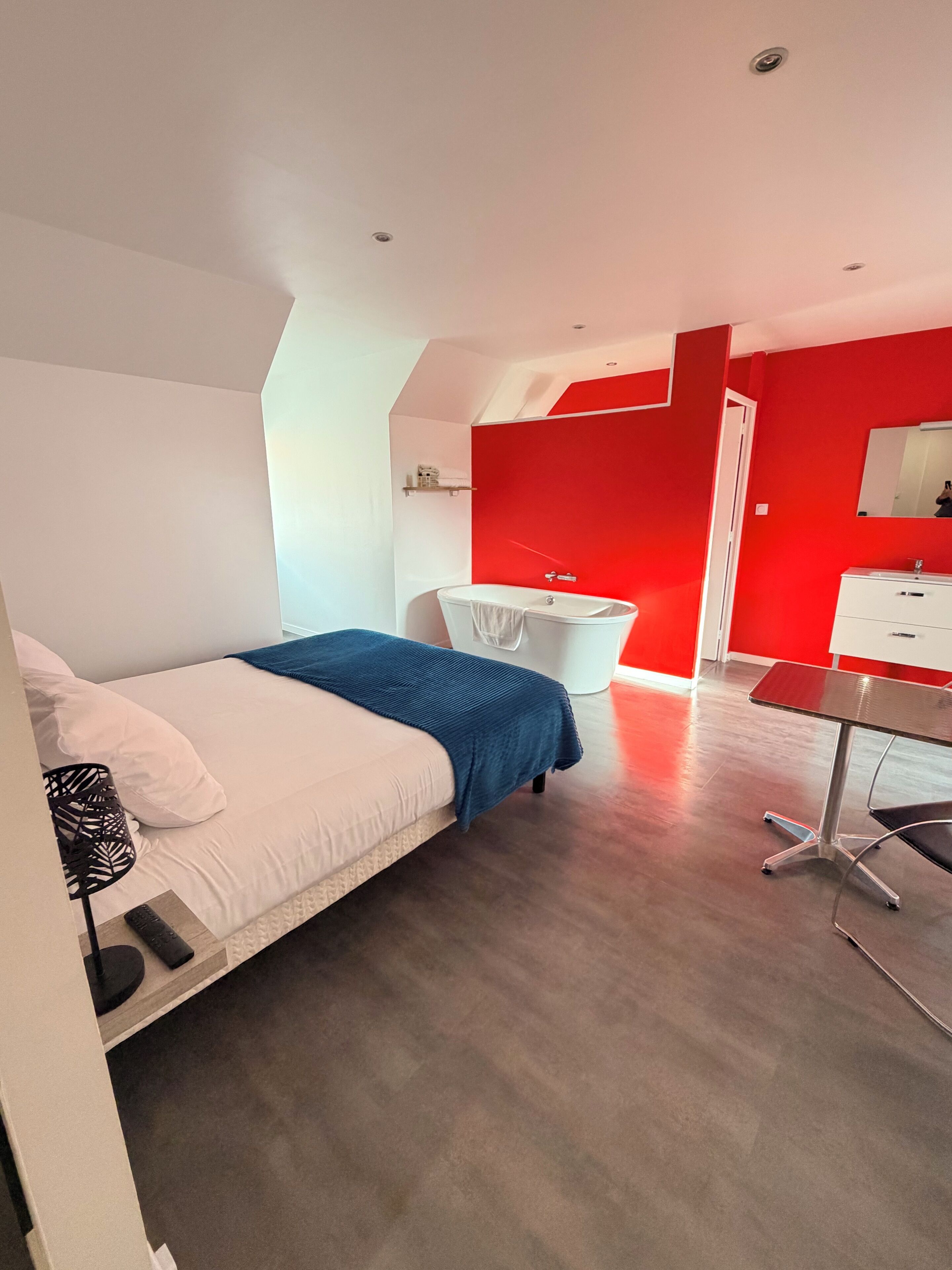 Phòng đôi hoặc 2 giường đơn Premium | Bộ đồ giường cao cấp, nệm cao su hoạt tính (memory foam) 