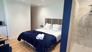 Habitación Signature con 1 cama doble o 2 individuales, vistas al jardín | Ropa de cama de alta calidad, colchones viscoelásticos, minibar