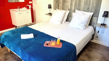 Comfort tweepersoonskamer, 1 slaapkamer, koelkast & magnetron, uitzicht op tuin | Luxe beddengoed, bedden met traagschuimmatrassen, een laptopwerkplek