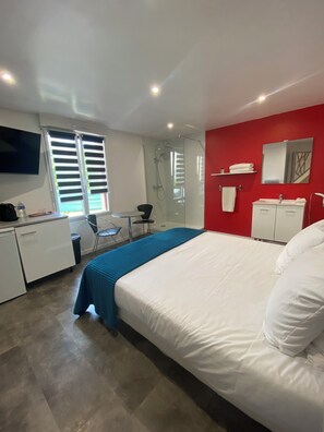 Phòng đôi tiện nghi đơn giản | Bộ đồ giường cao cấp, nệm cao su hoạt tính (memory foam) 