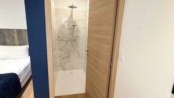 Chambre Signature Double ou avec lits jumeaux, vue jardin | Salle de bain | Articles de toilette gratuits, sèche-cheveux, serviettes fournies, savon