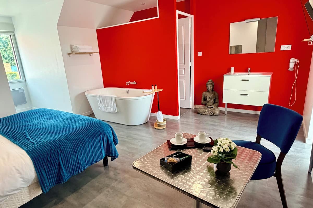 Chambre Prestige double ou avec lits jumeaux, réfrigérateur et four à micro-ondes, vue sur le jardin | Literie de qualité, lit avec matelas en mousse à mémoire, minibar